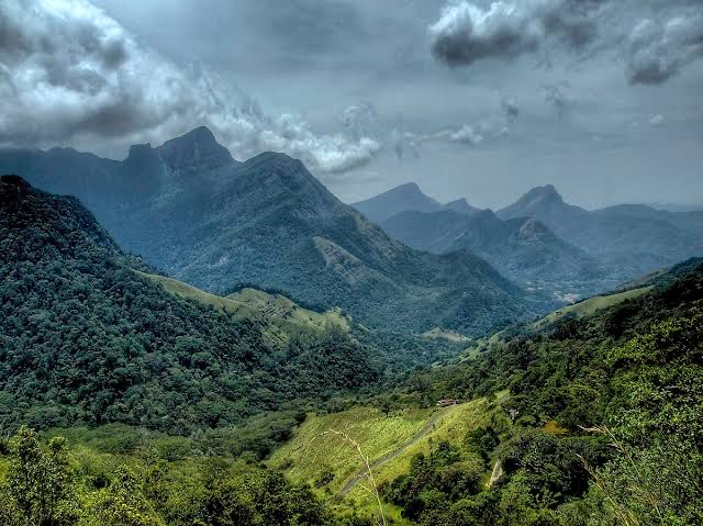Kotaganga waterfall, knuckles five peak and heeloya traditional village - Sri Lanka Trekking