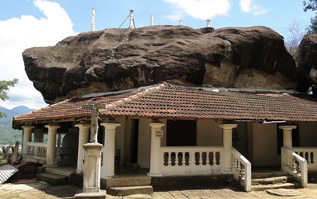 Bambaragala Temple and Pettigala Mountain – photo 2